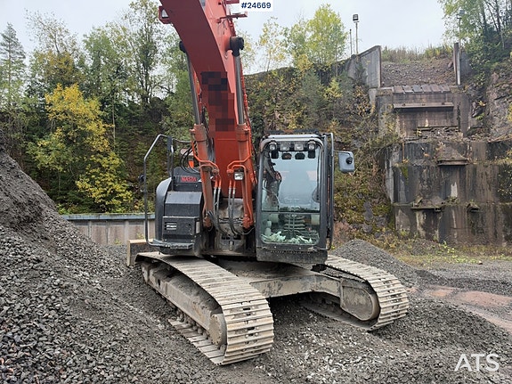 Hitachi ZX225USLC-5B Gravemaskin m/ Rototilt og 2 skuffer. 26 of 30