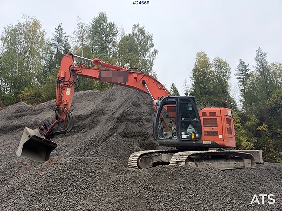 Hitachi ZX225USLC-5B Gravemaskin m/ Rototilt og 2 skuffer. 2 of 30