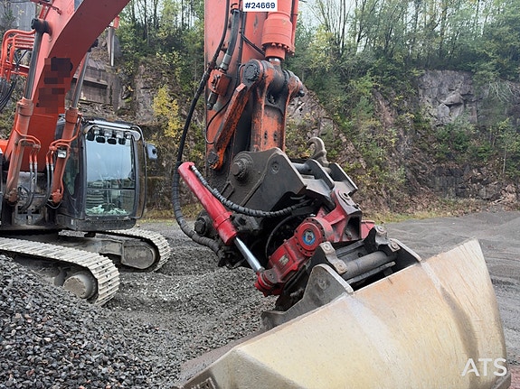 Hitachi ZX225USLC-5B Gravemaskin m/ Rototilt og 2 skuffer. 20 of 30