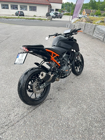 KTM 125 Duke 3 of 7
