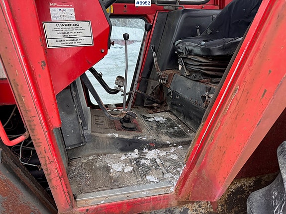 Massey Ferguson 590 m/ frontlaster og snøskuffe. 9 of 30
