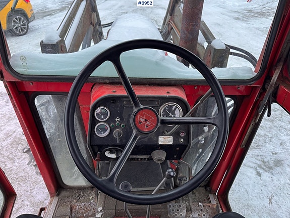 Massey Ferguson 590 m/ frontlaster og snøskuffe. 11 of 30