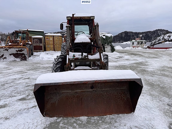 Massey Ferguson 590 m/ frontlaster og snøskuffe. 6 of 30