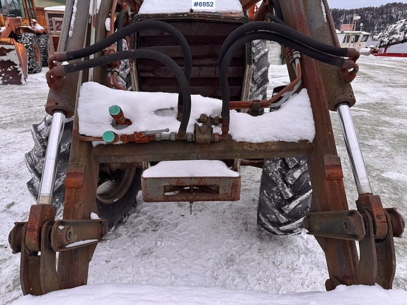 Massey Ferguson 590 m/ frontlaster og snøskuffe. 22 of 30