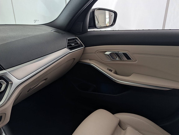 BMW 330e 23 of 30