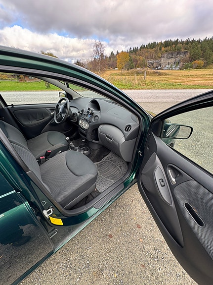 Toyota Yaris 10 of 12