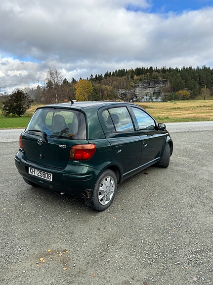 Toyota Yaris 3 of 12