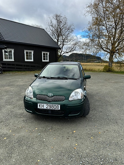 Toyota Yaris 8 of 12