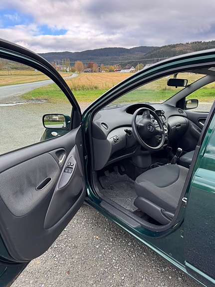 Toyota Yaris 9 of 12