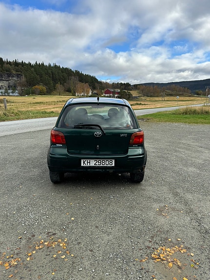 Toyota Yaris 4 of 12