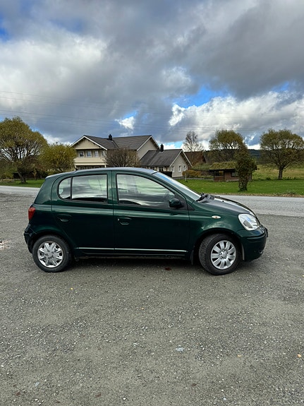 Toyota Yaris 2 of 12