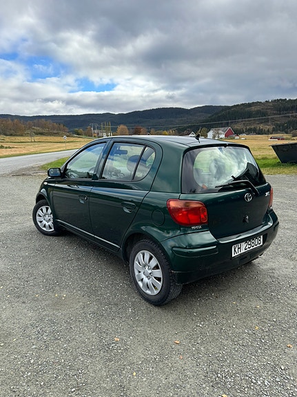 Toyota Yaris 5 of 12