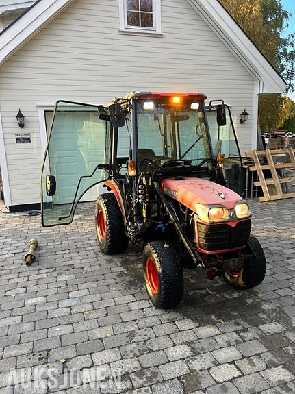 Kubota b2230 traktor med frontlaster,skuffe,snøskjær og kjettinger - MVA FRI 5 of 30