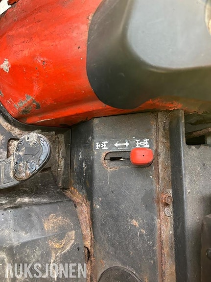 Kubota b2230 traktor med frontlaster,skuffe,snøskjær og kjettinger - MVA FRI 30 of 30