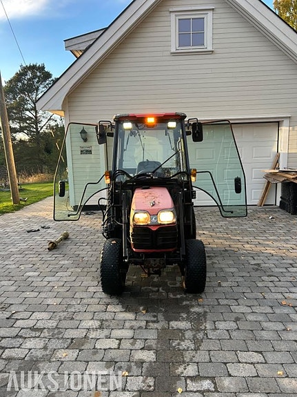 Kubota b2230 traktor med frontlaster,skuffe,snøskjær og kjettinger - MVA FRI 3 of 30