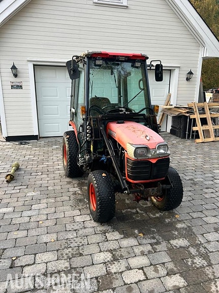 Kubota b2230 traktor med frontlaster,skuffe,snøskjær og kjettinger - MVA FRI 6 of 30
