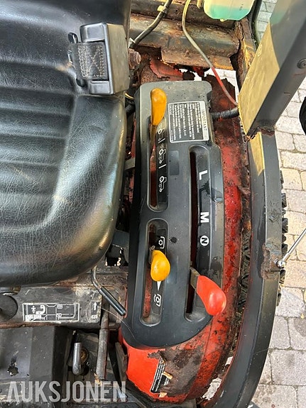 Kubota b2230 traktor med frontlaster,skuffe,snøskjær og kjettinger - MVA FRI 26 of 30