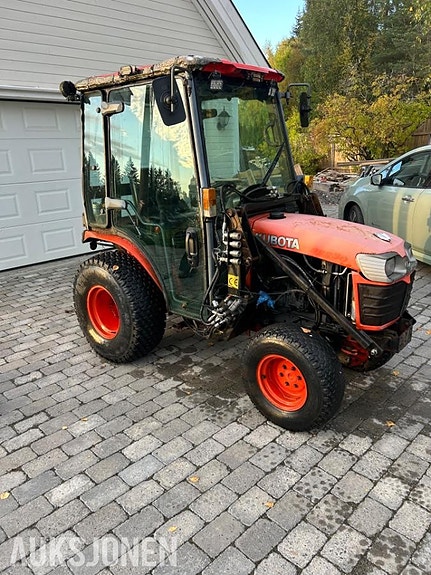 Kubota b2230 traktor med frontlaster,skuffe,snøskjær og kjettinger - MVA FRI 7 of 30