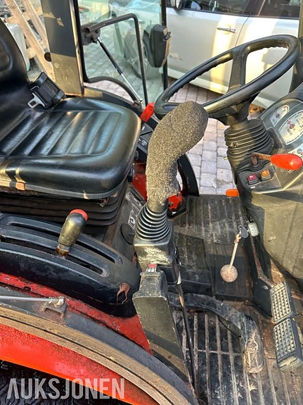 Kubota b2230 traktor med frontlaster,skuffe,snøskjær og kjettinger - MVA FRI 17 of 30
