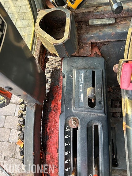 Kubota b2230 traktor med frontlaster,skuffe,snøskjær og kjettinger - MVA FRI 28 of 30