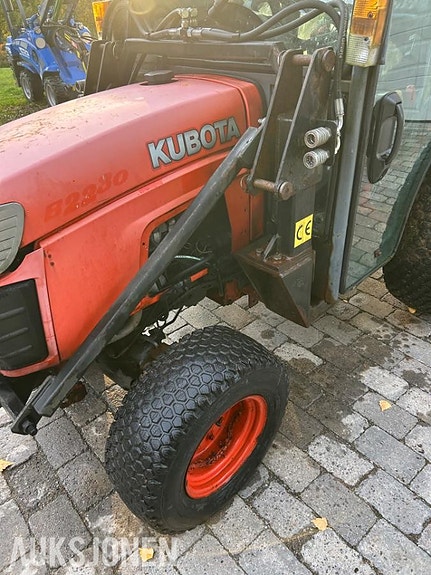 Kubota b2230 traktor med frontlaster,skuffe,snøskjær og kjettinger - MVA FRI 14 of 30