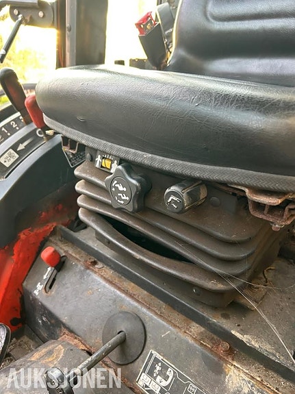 Kubota b2230 traktor med frontlaster,skuffe,snøskjær og kjettinger - MVA FRI 19 of 30