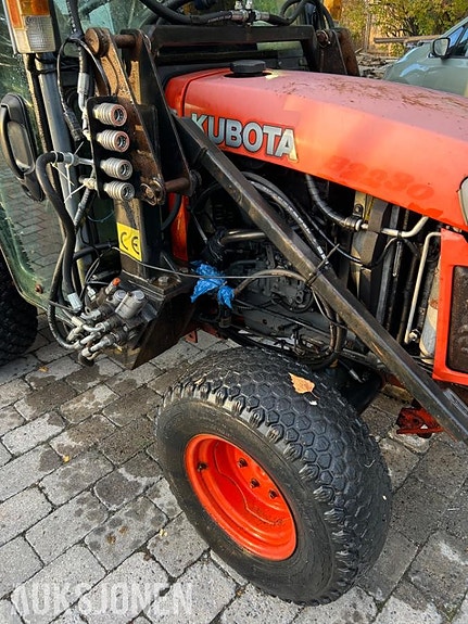 Kubota b2230 traktor med frontlaster,skuffe,snøskjær og kjettinger - MVA FRI 24 of 30
