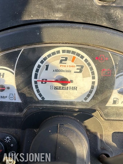 Kubota b2230 traktor med frontlaster,skuffe,snøskjær og kjettinger - MVA FRI 23 of 30