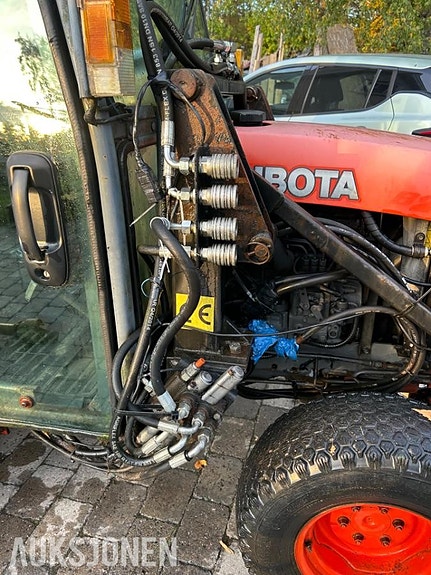 Kubota b2230 traktor med frontlaster,skuffe,snøskjær og kjettinger - MVA FRI 21 of 30