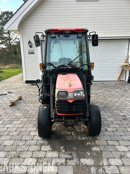 Kubota b2230 traktor med frontlaster,skuffe,snøskjær og kjettinger - MVA FRI 4 of 30