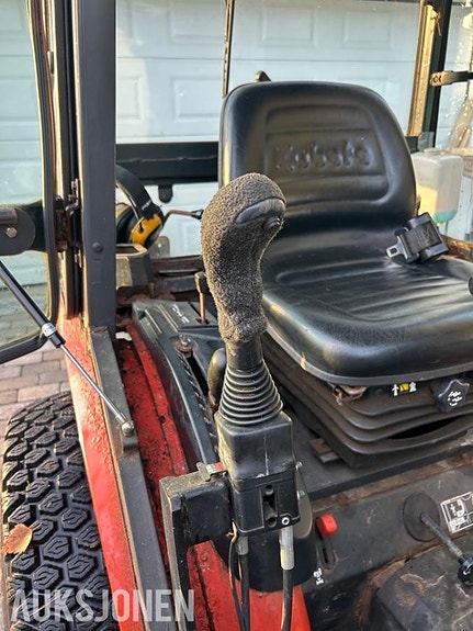 Kubota b2230 traktor med frontlaster,skuffe,snøskjær og kjettinger - MVA FRI 16 of 30