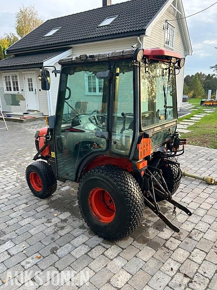Kubota b2230 traktor med frontlaster,skuffe,snøskjær og kjettinger - MVA FRI 12 of 30