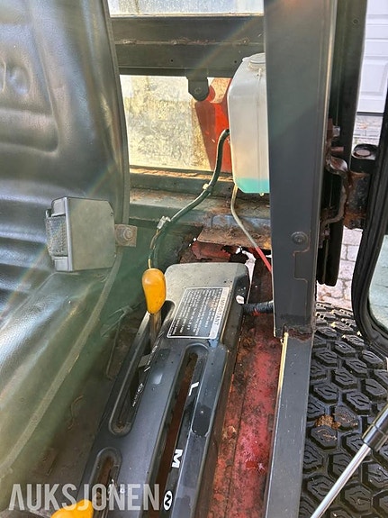 Kubota b2230 traktor med frontlaster,skuffe,snøskjær og kjettinger - MVA FRI 25 of 30