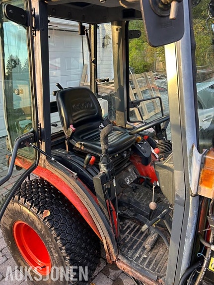 Kubota b2230 traktor med frontlaster,skuffe,snøskjær og kjettinger - MVA FRI 15 of 30