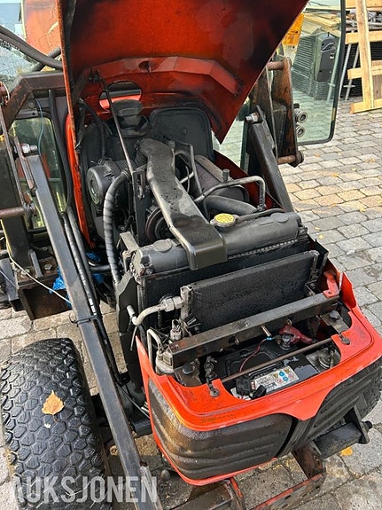 Kubota b2230 traktor med frontlaster,skuffe,snøskjær og kjettinger - MVA FRI 22 of 30