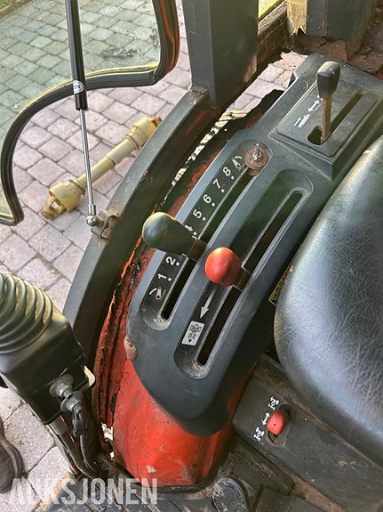 Kubota b2230 traktor med frontlaster,skuffe,snøskjær og kjettinger - MVA FRI 27 of 30