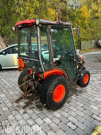 Kubota b2230 traktor med frontlaster,skuffe,snøskjær og kjettinger - MVA FRI 8 of 30