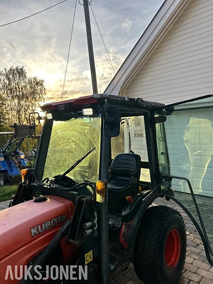 Kubota b2230 traktor med frontlaster,skuffe,snøskjær og kjettinger - MVA FRI 13 of 30