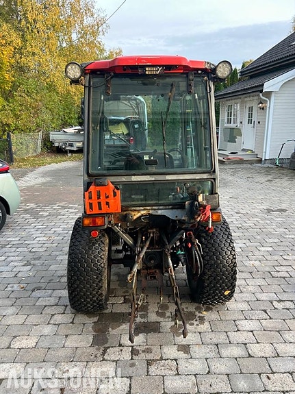 Kubota b2230 traktor med frontlaster,skuffe,snøskjær og kjettinger - MVA FRI 10 of 30
