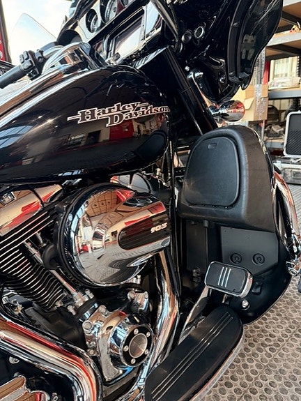 Harley-Davidson FLHXS Street Glide Special 24 of 30