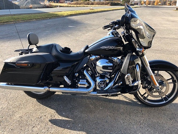 Harley-Davidson FLHXS Street Glide Special 12 of 30