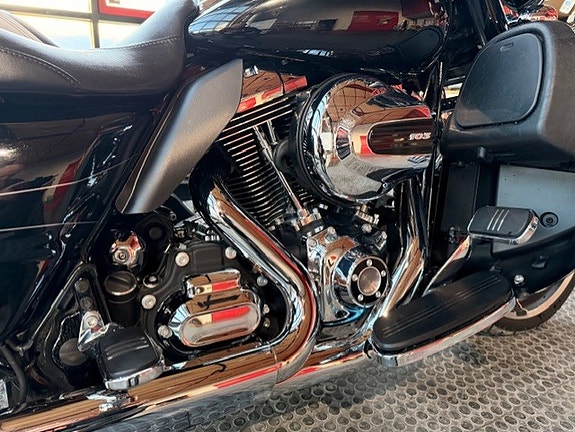 Harley-Davidson FLHXS Street Glide Special 26 of 30