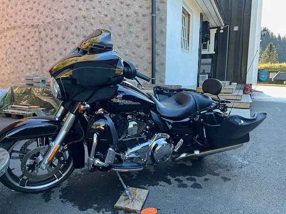 Harley-Davidson FLHXS Street Glide Special 2 of 9