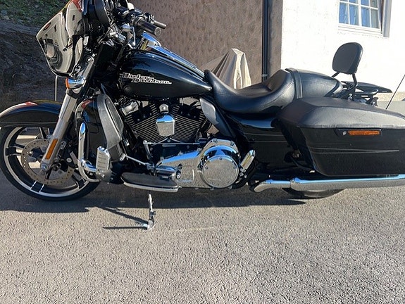 Harley-Davidson FLHXS Street Glide Special 3 of 9
