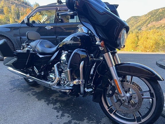 Harley-Davidson FLHXS Street Glide Special 9 of 9