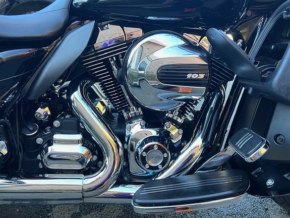 Harley-Davidson FLHXS Street Glide Special 8 of 9