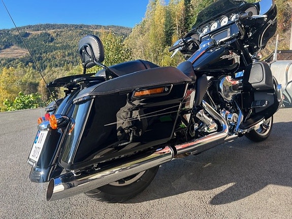 Harley-Davidson FLHXS Street Glide Special 4 of 9