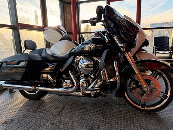 Harley-Davidson FLHXS Street Glide Special 25 of 30