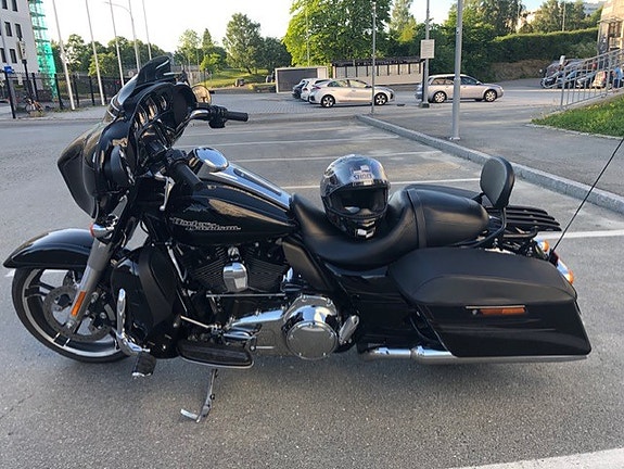 Harley-Davidson FLHXS Street Glide Special 2 of 30