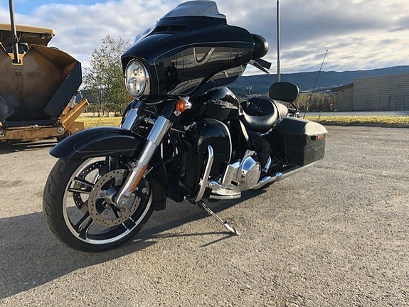 Harley-Davidson FLHXS Street Glide Special 15 of 30
